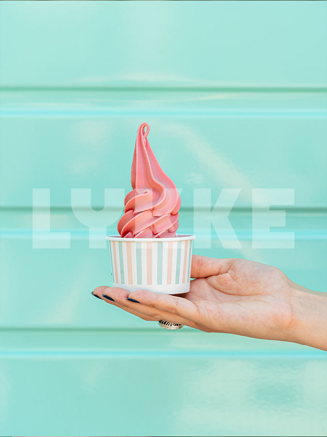 truskawkowy lód włoski typu soft marki LYKKE